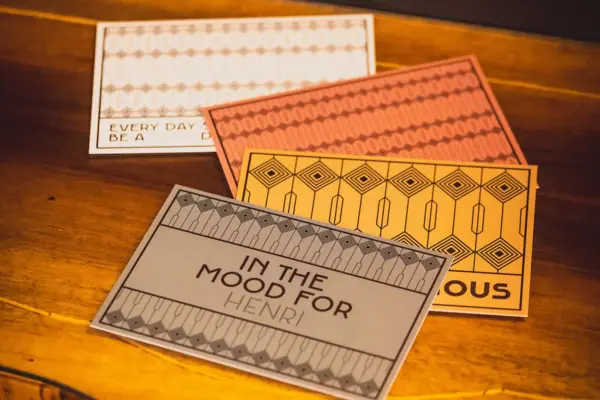 Eine Gruppe von Karten auf einem Tisch.