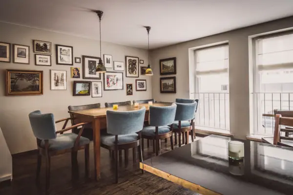 Essbereich mit Tisch und Stühlen.