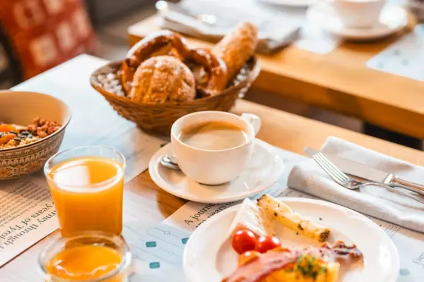 Ein Tisch mit verschiedenen Speisen.