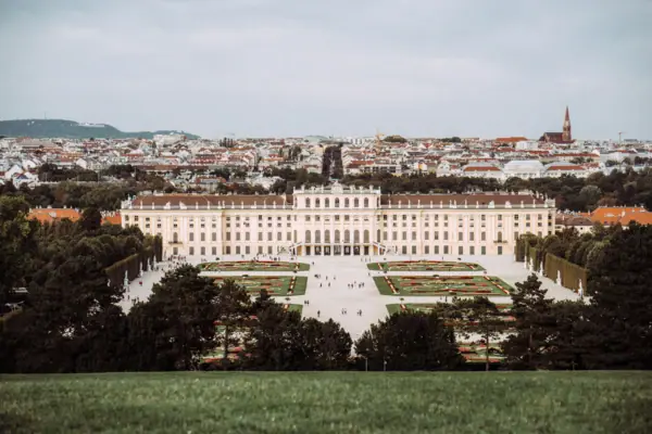 Großes Gebäude mit weitläufigem Innenhof und großem Garten.