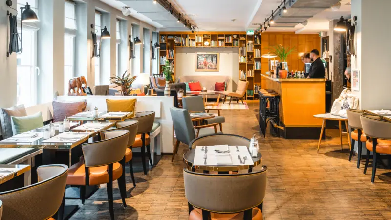 HENRI Hotel Hamburg Lobby Hotellobby mit Sitzmöglichkeiten und Rezeption