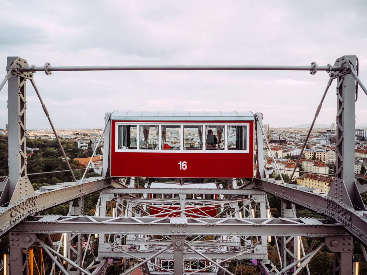Prater Wien Rotes und weißes Riesenrad vor blauem Himmel.
