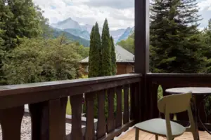 HENRI GAP Salon mit Balkon Balkon mit Blick auf Berge und Bäume