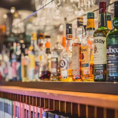 Ein Regal mit Flaschen alkoholischer Getränke.