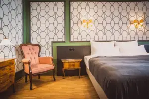 Bett und Stuhl in einem Zimmer