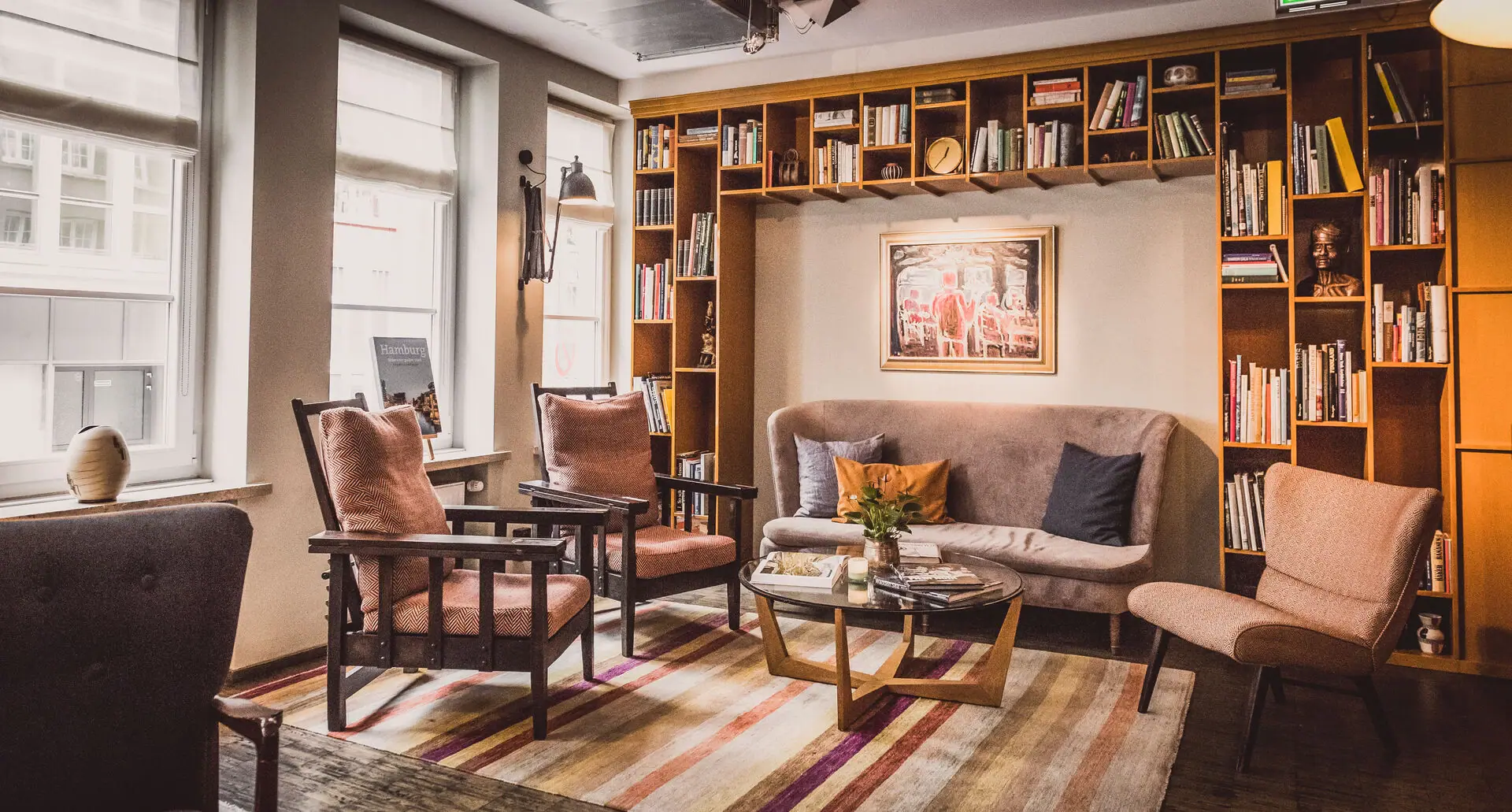 Loungebereich mit Sofa und Sesseln Loungebereich im HENRI Hamburg mit einer Couch und Stühlen.