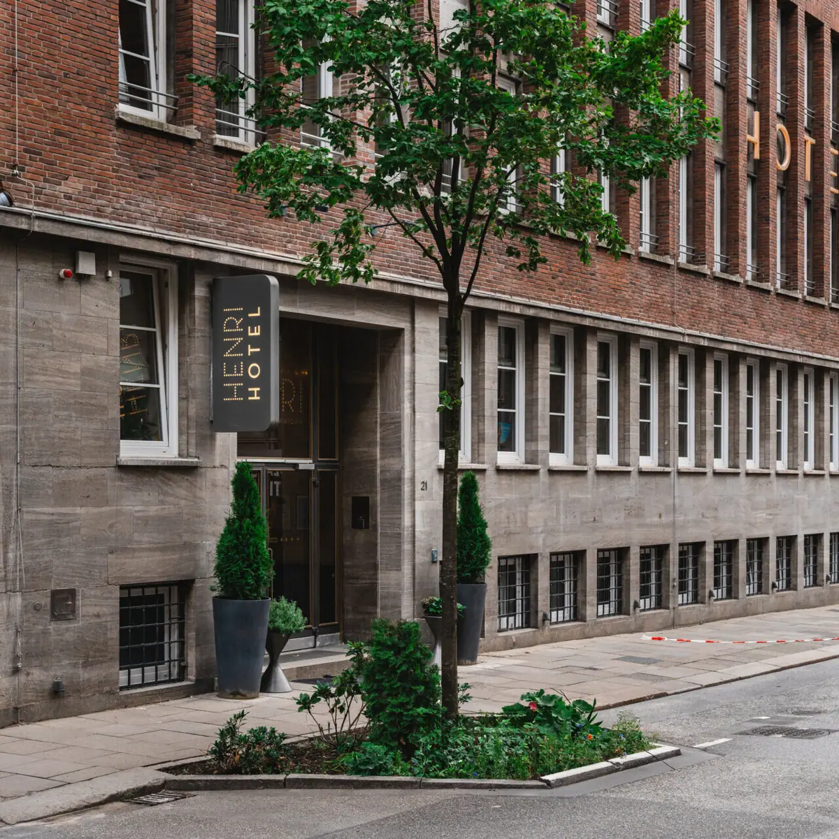 Ein Baum neben dem Eingang zum HENRI Hotel Hamburg.