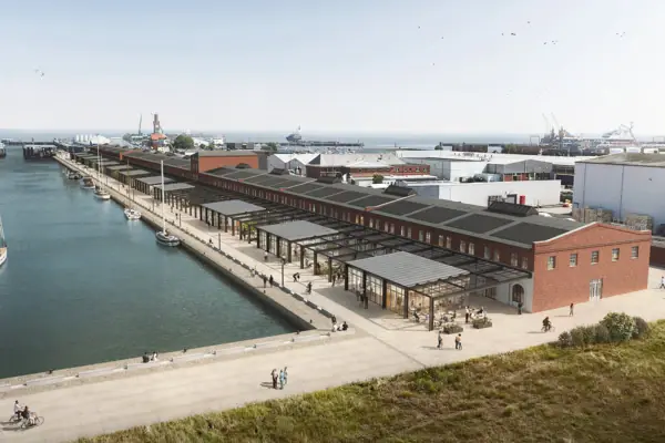 Ein Dock mit einem Gebäude und einem Gewässer im Freien.