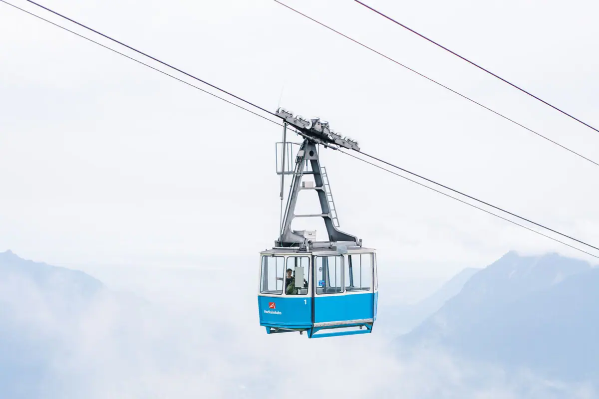 Garmisch-Partenkirchen Gondel Blaue Seilbahn über einem Berg.