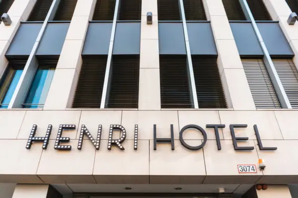 HENRI Düsseldorf Ein Schild an einem Gebäude.