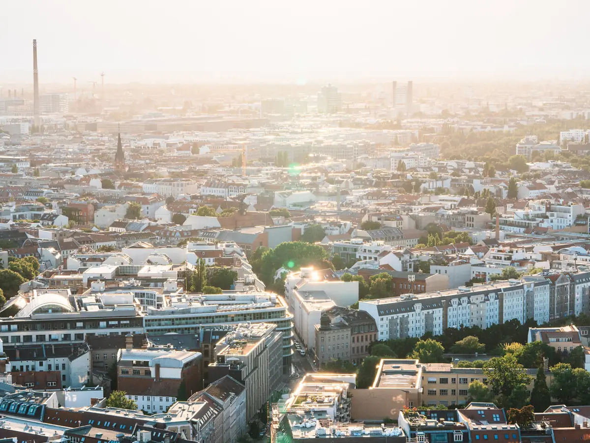 Stadtansicht mit zahlreichen Gebäuden und klarem Himmel im Hintergrund.