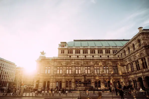 Ein großes Gebäude mit Menschen, die auf dem Gehweg spazieren.
