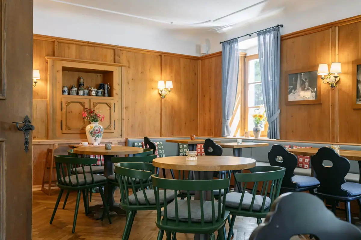 Ein Raum mit Tischen und Stühlen.