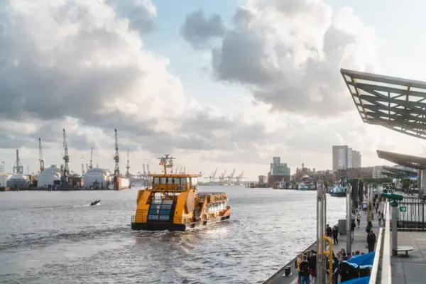 Ein Boot auf dem Wasser unter bewölktem Himmel.