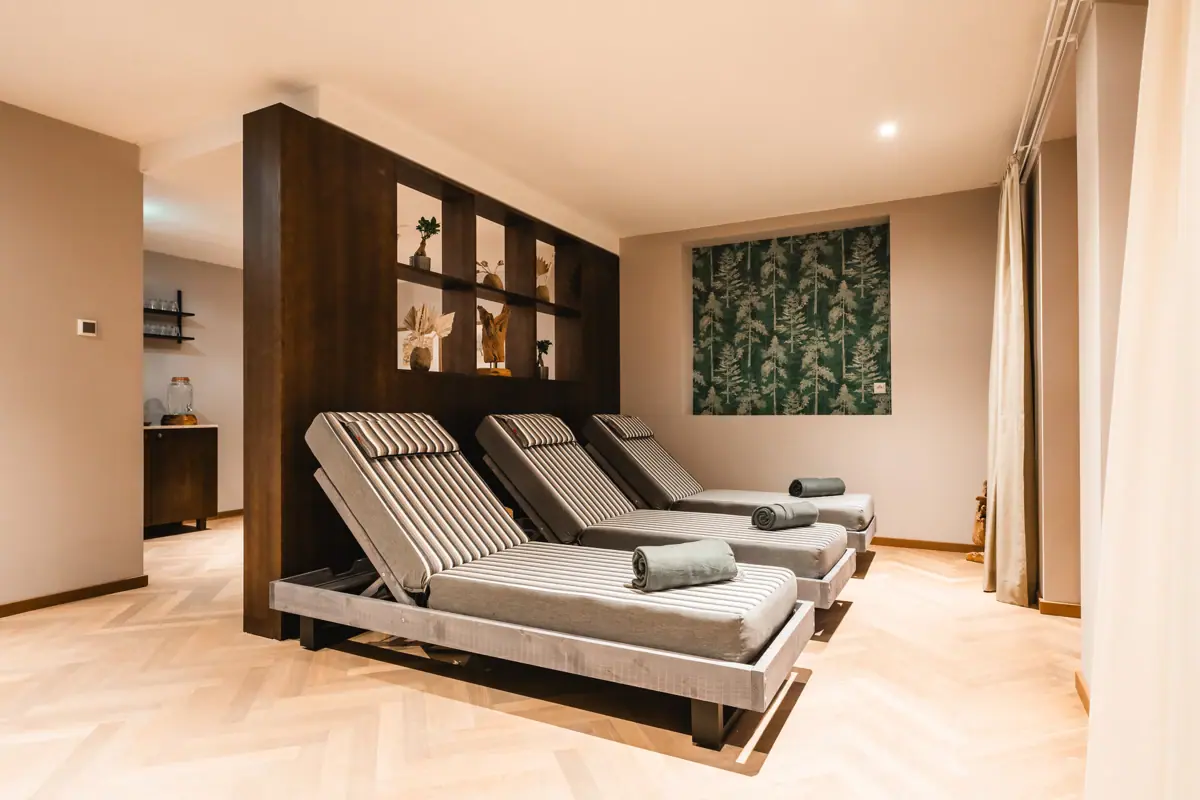 Ein Zimmer mit Stühlen und einer Wand.