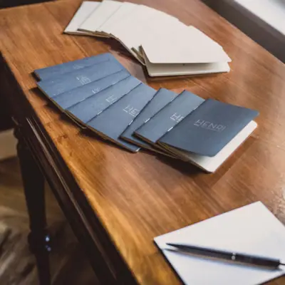 Eine Gruppe von schwarz-weißen Papieren auf einem Tisch