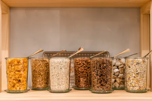 Eine Gruppe von Glasbehältern mit Löffeln.