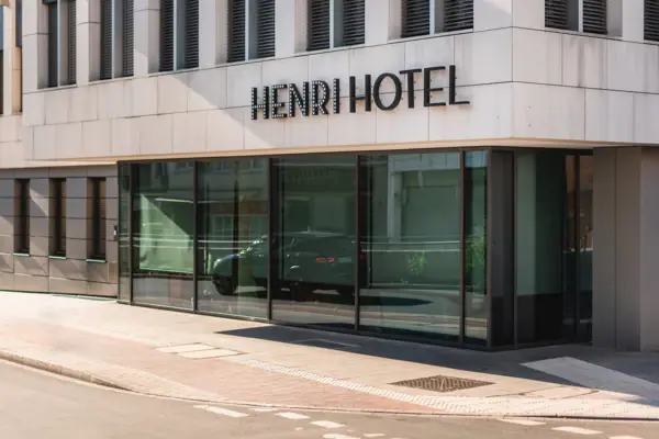 Ein Gebäude mit Glasfenstern.