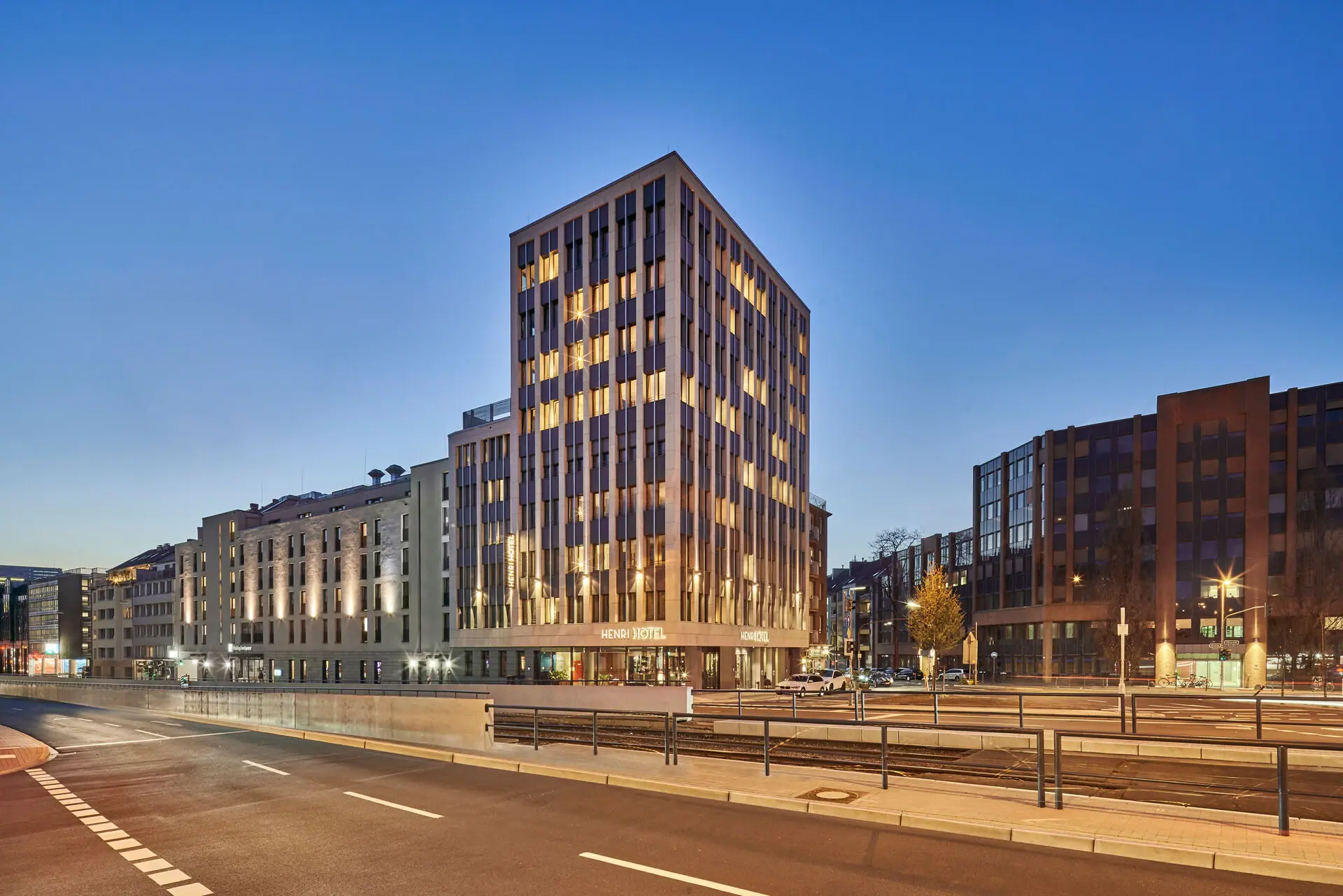 Ein beleuchtetes Gebäude bei Nacht.