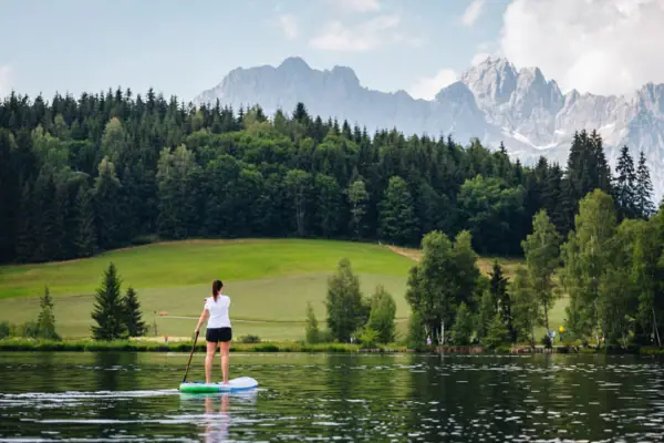 Kitzbühel Schwarzsee Eine Frau auf einem Paddleboard auf dem Schwarzsee bei Kitzbühel.