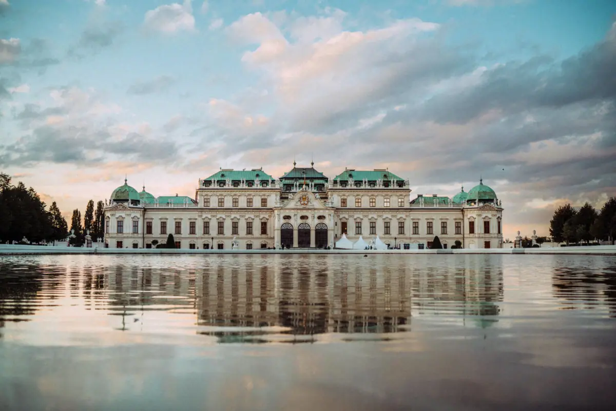 Schloss Belvedere Wien Schloss Belvedere Wien, das sich in einem Gewässer spiegelt.