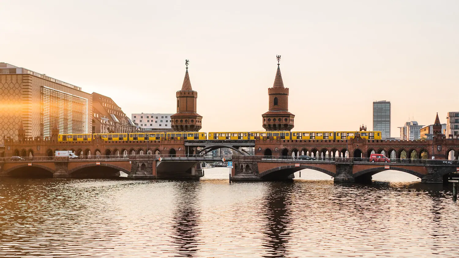 Ein Zug überquert eine Brücke über Wasser.