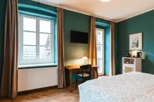 Ein Zimmer mit einem Bett und einem Schreibtisch.