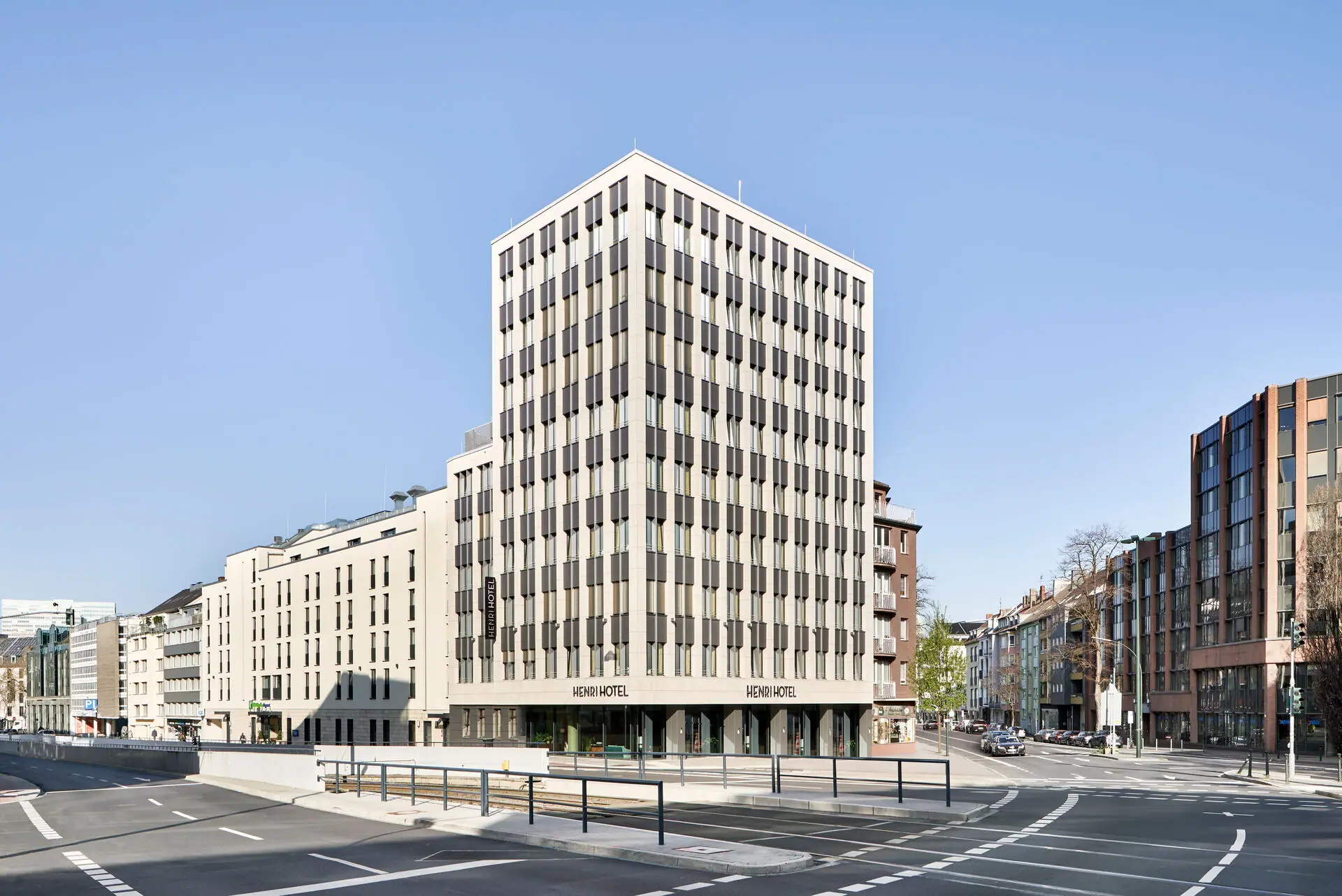 HENRI Düsseldorf Großes Gebäude mit vielen Fenstern in städtischer Umgebung.