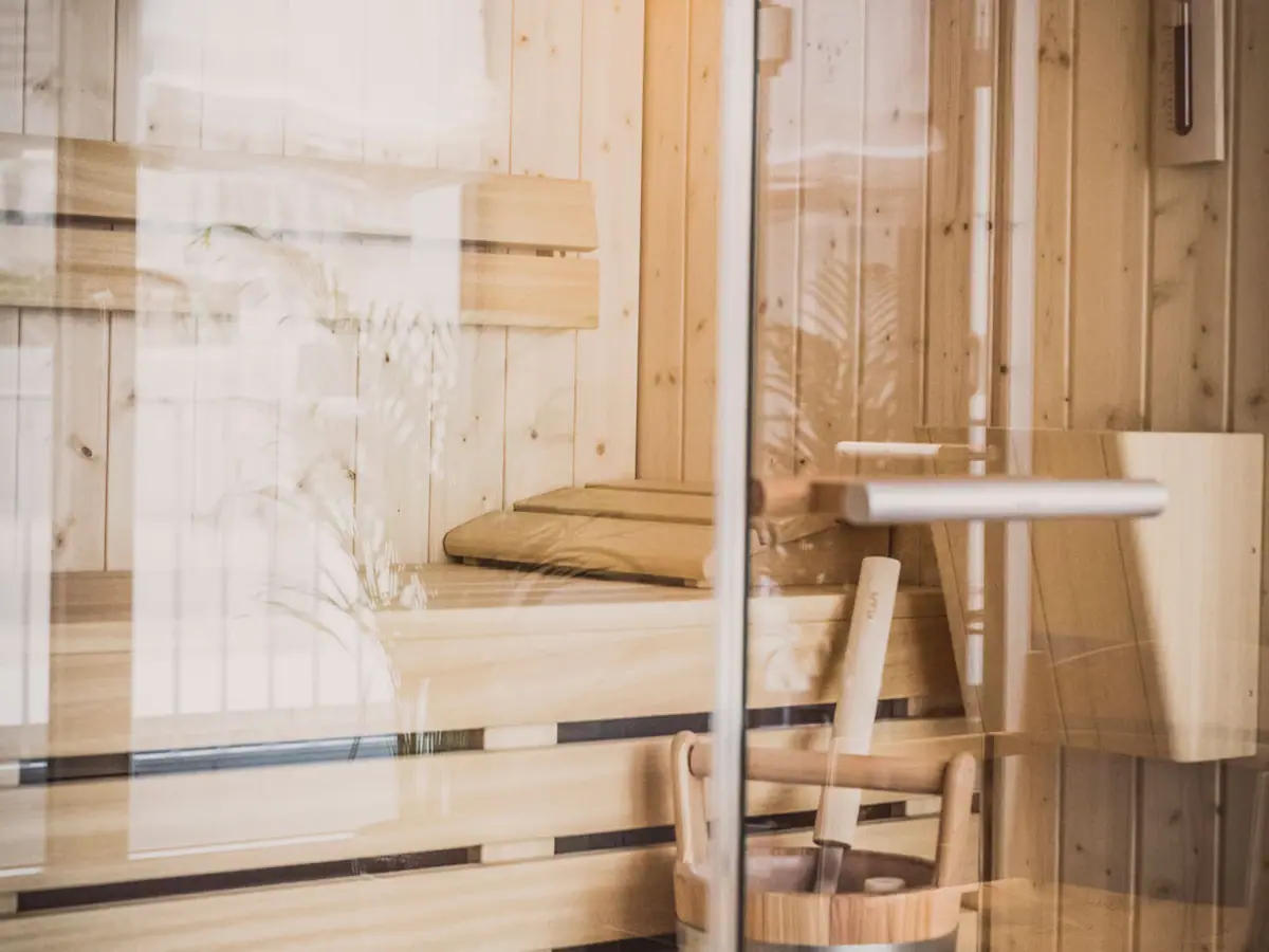 Ein hölzerner Eimer in einer Sauna.