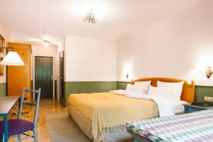 Hotelzimmer HENRI Hotel Garmisch-Partenkirchen Ein Hotelzimmer im HENRI Hotel Garmisch-Partenkirchen mit einem Bett und einem Tisch.