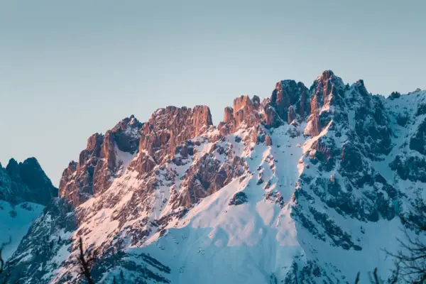 Verschneiter Berg unter blauem Himmel.
