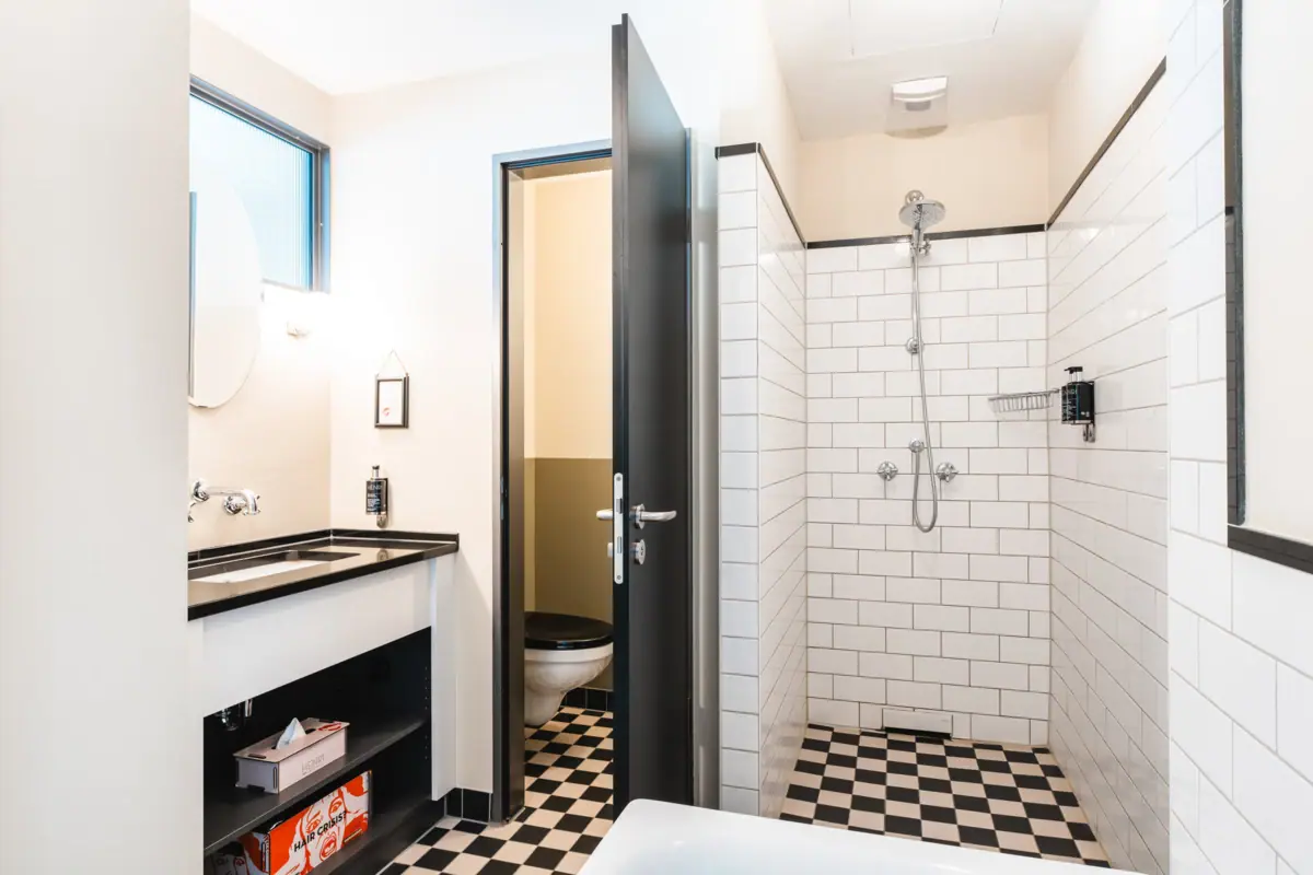 Ein Badezimmer mit Waschbecken und Dusche.