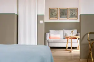 Suite im HENRI Garmisch-Partenkirchen Ein Zimmer mit einem Sofa und einem Tisch.