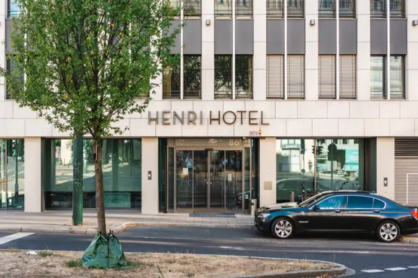 Ein Auto vor einem Hotel geparkt.