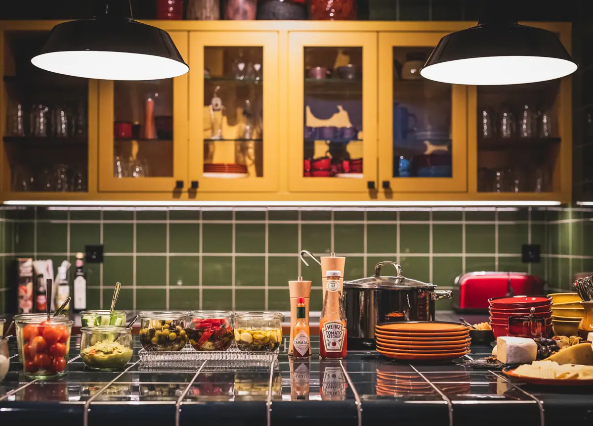 Küchentheke mit Lebensmitteln und Soßen