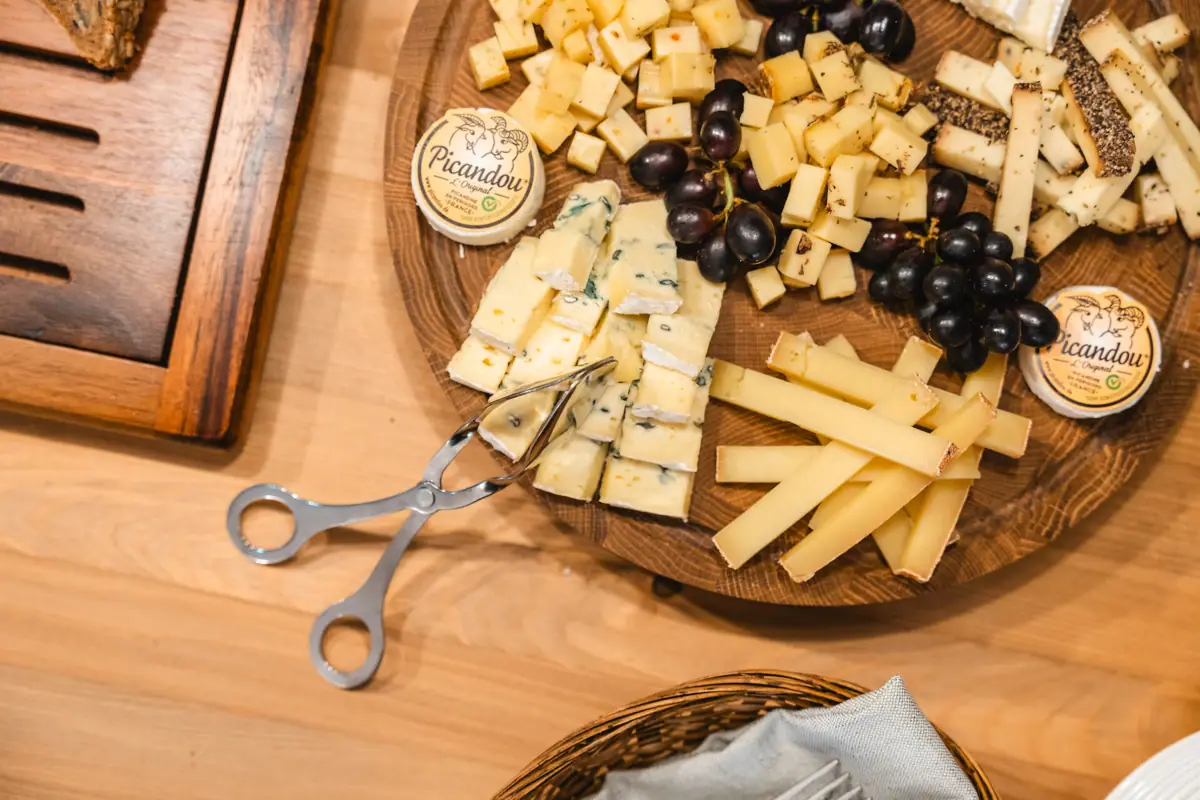 Ein Teller mit Käse und Trauben.