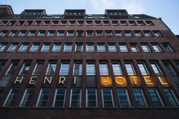 Backsteinfassade des Hotels HENRI Hamburg
