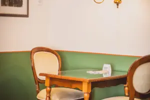 Ein Tisch und Stühle in einem Raum.