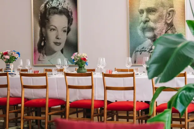 Ein Tisch mit Stühlen und Weingläsern.