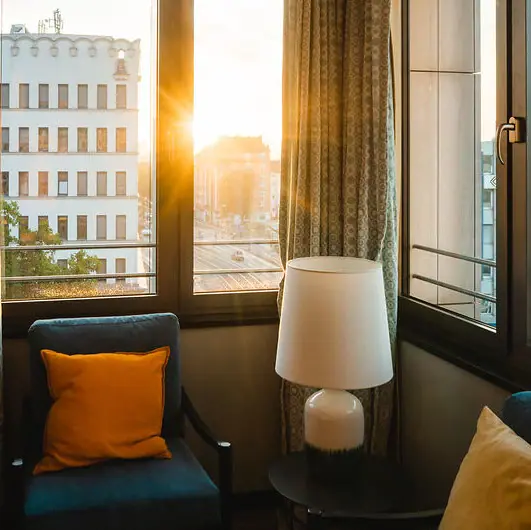 Ein Zimmer mit einer Lampe und einem Stuhl.