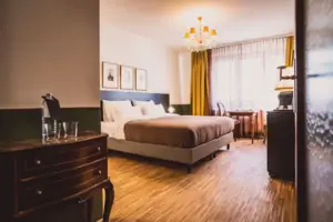 Ein Schlafzimmer mit einem Bett und einer Kommode.