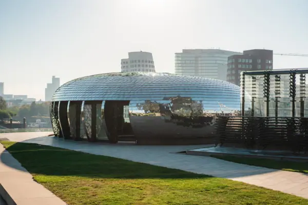 Ein Gebäude mit einer runden Struktur im Medienhafen Düsseldorf..