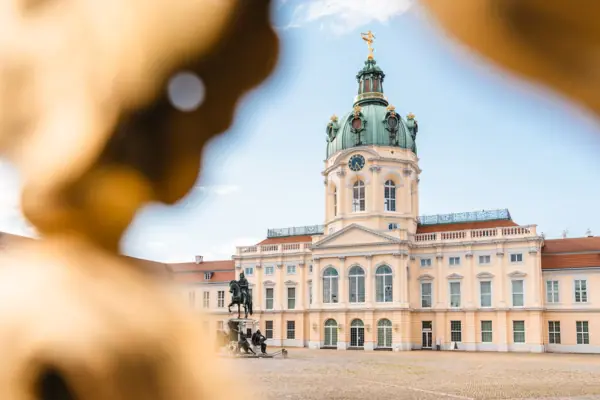 HENRI Berlin Schloss Schloss Charlottenburg mit Kuppel und Statue im Vordergrund
