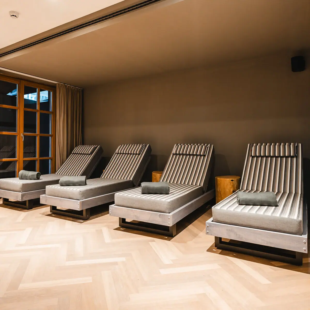 Eine Gruppe von Liegestühlen in einem Raum.