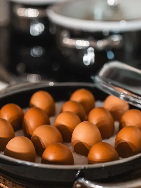 Eine Pfanne mit Eiern darauf.