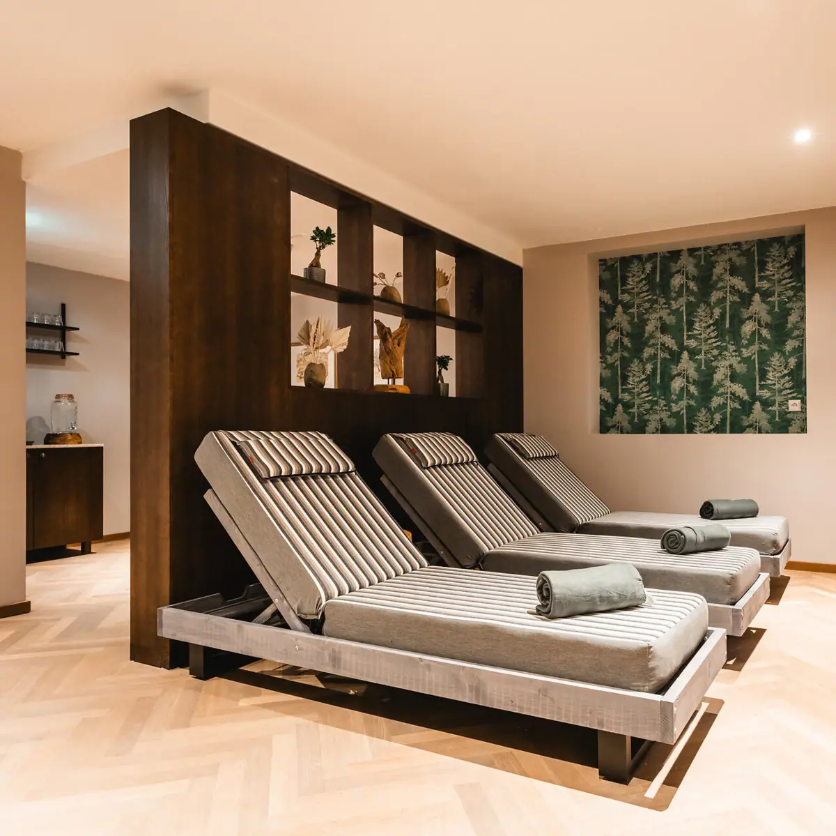 Ein Zimmer mit Sesseln und einer Wand im Innenbereich.