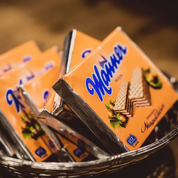 Ein Korb mit Snacks in einer Schüssel.