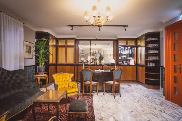 Ein Zimmer mit einem Tisch und Stühlen.