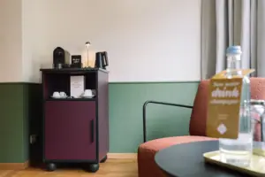 Kaffee- und Teestation im HENRI Garmisch-Partenkirchen Kaffeemaschine auf einem Regal in einem Raum