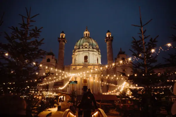 Ein beleuchtetes Gebäude mit Kuppel bei Nacht.